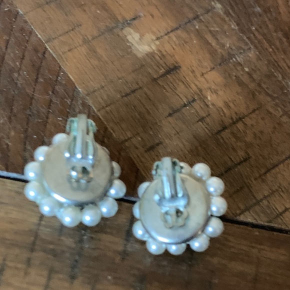 Elegant Pearl Cluster Earrings - Picture 4 of 4